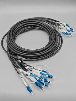 สายแพทช์ไฟเบอร์หุ้มเกราะสำเร็จรูปแบบกำหนดเอง 6 12 24 คอร์ LC SC Connector OS2 Single Mode 5.0mm สายเคเบิลภายนอกสีดำ